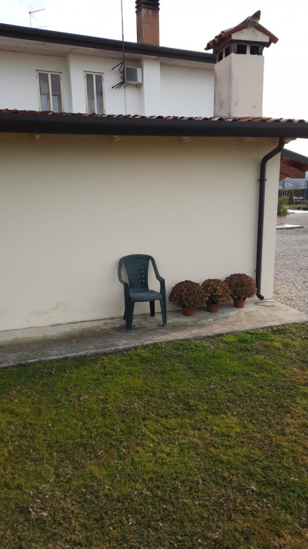 Scarsissimo traffico e rumori e bel contesto di altre ville e villette per questa abbinata di tes...