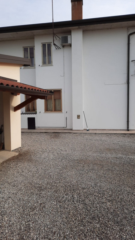 Scarsissimo traffico e rumori e bel contesto di altre ville e villette per questa abbinata di tes...