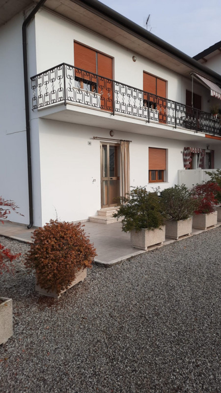 Scarsissimo traffico e rumori e bel contesto di altre ville e villette per questa abbinata di tes...