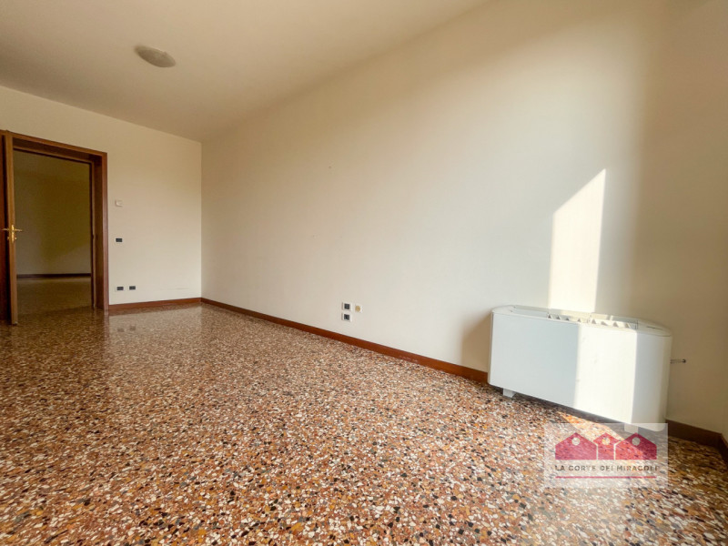 CENTRO STORICO - CORSO FOGAZZARO: IN ELEGANTE RISTRUTTURAZIONE PROPONIAMO UN SIGNORILE APPARTAMEN...