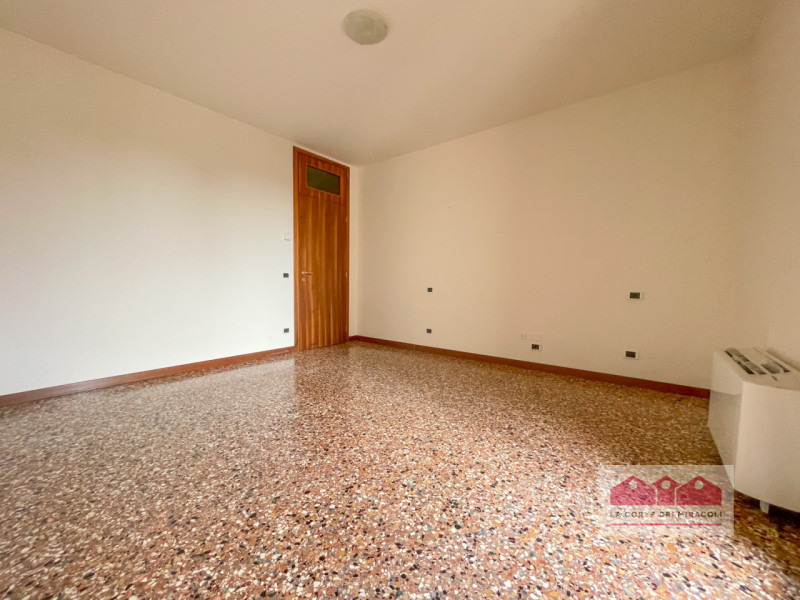 CENTRO STORICO - CORSO FOGAZZARO: IN ELEGANTE RISTRUTTURAZIONE PROPONIAMO UN SIGNORILE APPARTAMEN...
