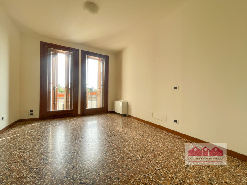 CENTRO STORICO - CORSO FOGAZZARO: IN ELEGANTE RISTRUTTURAZIONE PROPONIAMO UN SIGNORILE APPARTAMEN...