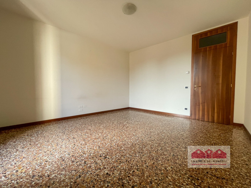 CENTRO STORICO - CORSO FOGAZZARO: IN ELEGANTE RISTRUTTURAZIONE PROPONIAMO UN SIGNORILE APPARTAMEN...