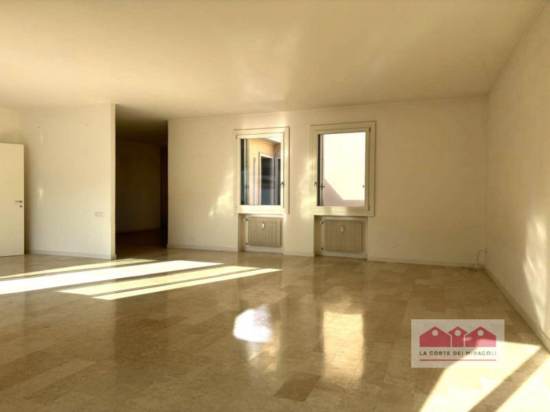 CENTRO STORICO: SPLENDIDO APPARTAMENTO POSTO ALL'ULTIMO PIANO DI UN PALAZZETTO DI SOLE TRE UNITÀ ...