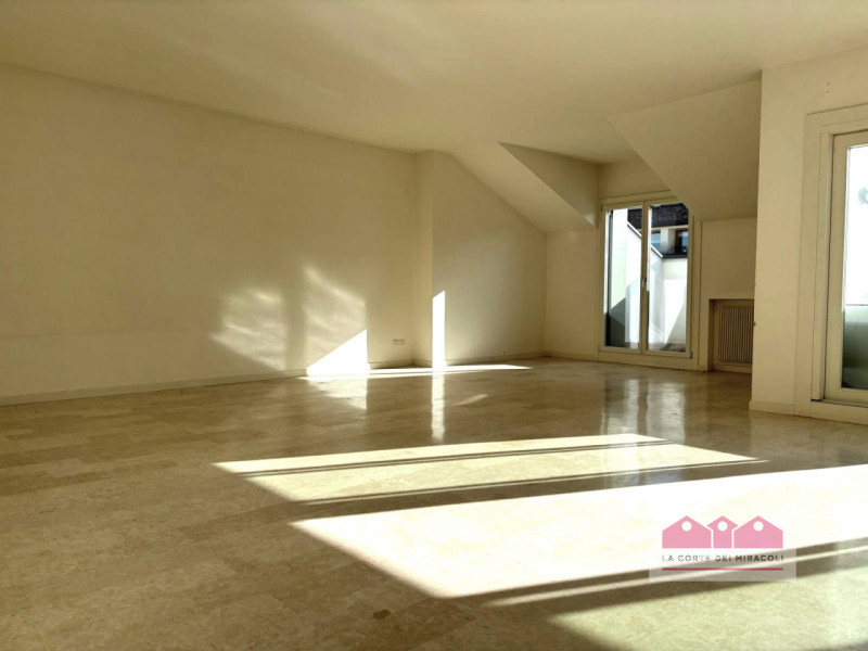 CENTRO STORICO: SPLENDIDO APPARTAMENTO POSTO ALL'ULTIMO PIANO DI UN PALAZZETTO DI SOLE TRE UNITÀ ...