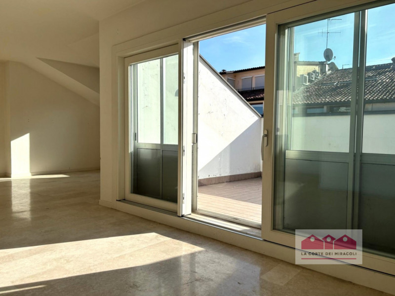 CENTRO STORICO: SPLENDIDO APPARTAMENTO POSTO ALL'ULTIMO PIANO DI UN PALAZZETTO DI SOLE TRE UNITÀ ...