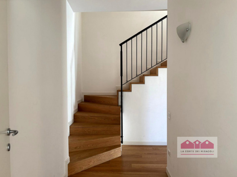 CENTRO STORICO: SPLENDIDO APPARTAMENTO POSTO ALL'ULTIMO PIANO DI UN PALAZZETTO DI SOLE TRE UNITÀ ...