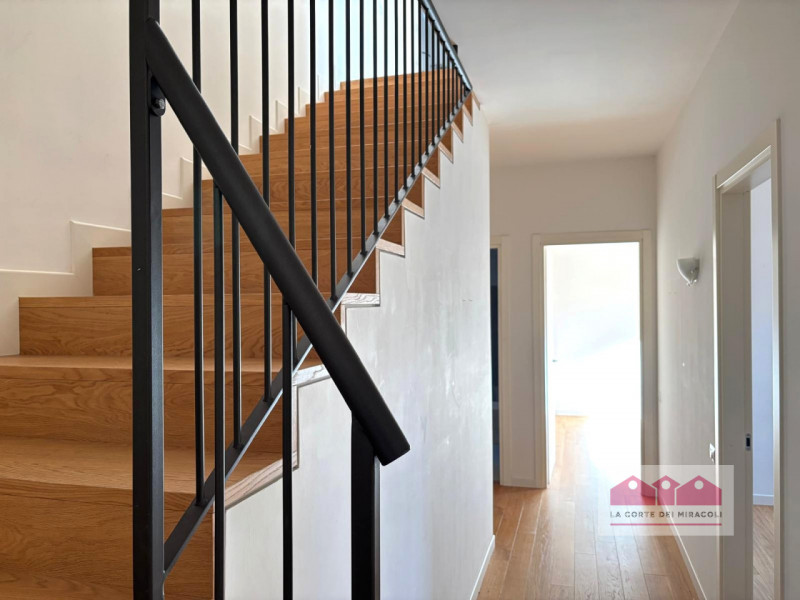 CENTRO STORICO: SPLENDIDO APPARTAMENTO POSTO ALL'ULTIMO PIANO DI UN PALAZZETTO DI SOLE TRE UNITÀ ...