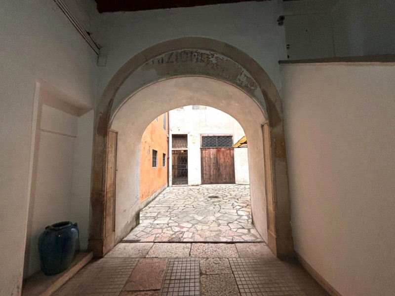 CENTRO STORICO: AFFASCINANTE APPARTAMENTO DI MQ. 204, PIANO 2°. INGRESSO, SOGGIORNO CON ZONA PRAN...