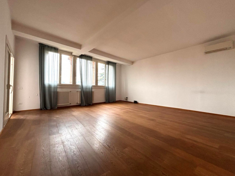 CENTRO STORICO: AFFASCINANTE APPARTAMENTO DI MQ. 204, PIANO 2°. INGRESSO, SOGGIORNO CON ZONA PRAN...