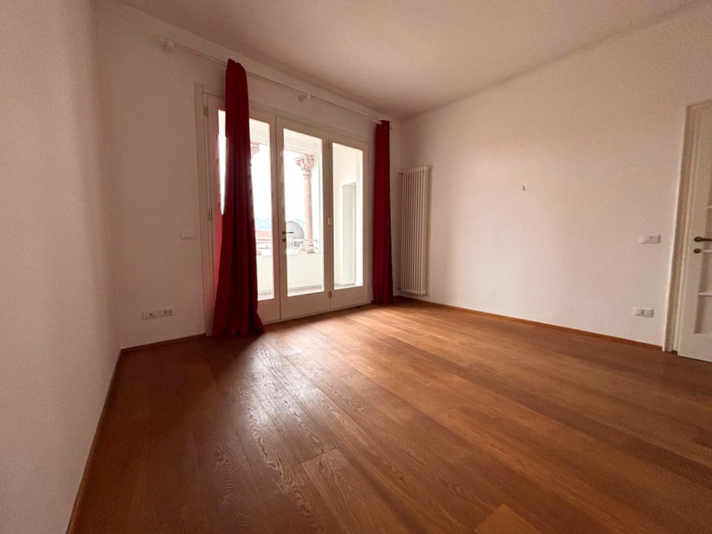 CENTRO STORICO: AFFASCINANTE APPARTAMENTO DI MQ. 204, PIANO 2°. INGRESSO, SOGGIORNO CON ZONA PRAN...