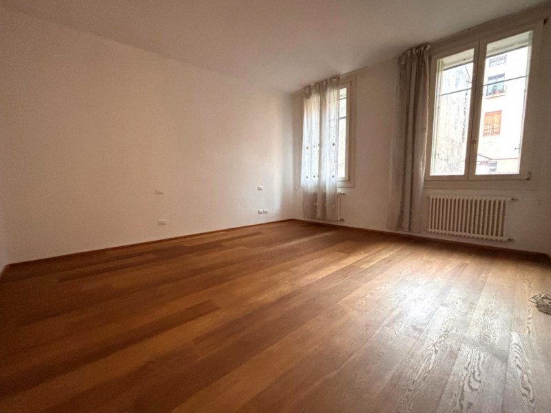 CENTRO STORICO: AFFASCINANTE APPARTAMENTO DI MQ. 204, PIANO 2°. INGRESSO, SOGGIORNO CON ZONA PRAN...