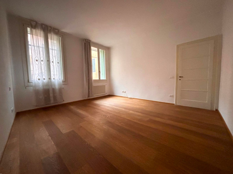 CENTRO STORICO: AFFASCINANTE APPARTAMENTO DI MQ. 204, PIANO 2°. INGRESSO, SOGGIORNO CON ZONA PRAN...