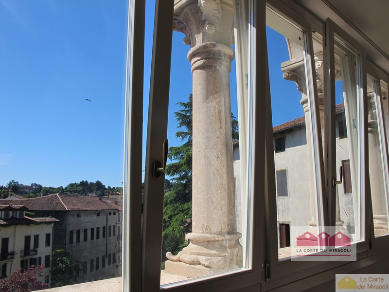 CENTRO STORICO: AFFASCINANTE APPARTAMENTO DI MQ. 204, PIANO 2°. INGRESSO, SOGGIORNO CON ZONA PRAN...