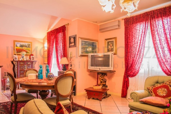 CARPANEDO proponiamo in vendita meravigliosa e importante villa immersa nel verde, dagli ampi spa...