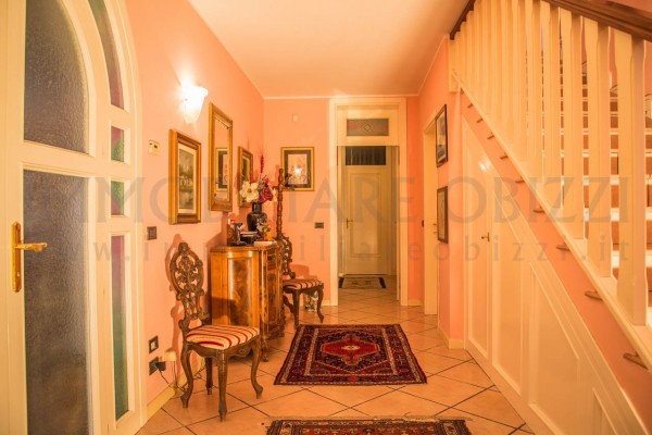 CARPANEDO proponiamo in vendita meravigliosa e importante villa immersa nel verde, dagli ampi spa...