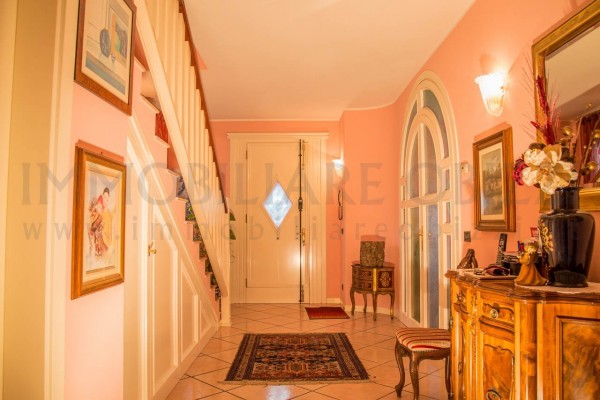 CARPANEDO proponiamo in vendita meravigliosa e importante villa immersa nel verde, dagli ampi spa...