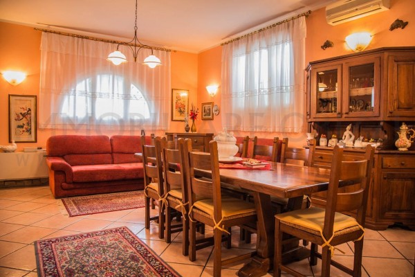 CARPANEDO proponiamo in vendita meravigliosa e importante villa immersa nel verde, dagli ampi spa...