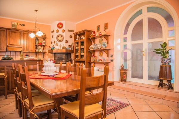 CARPANEDO proponiamo in vendita meravigliosa e importante villa immersa nel verde, dagli ampi spa...