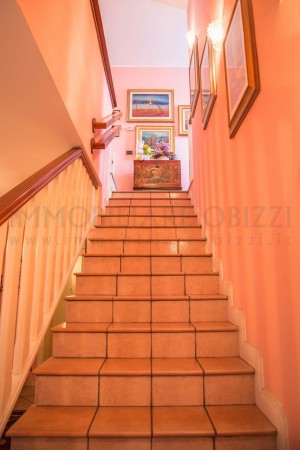 CARPANEDO proponiamo in vendita meravigliosa e importante villa immersa nel verde, dagli ampi spa...