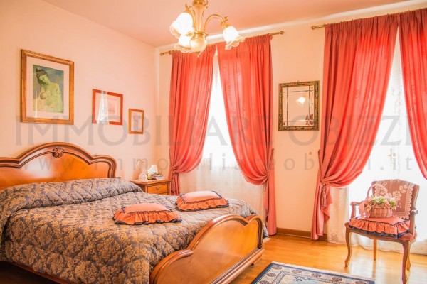 CARPANEDO proponiamo in vendita meravigliosa e importante villa immersa nel verde, dagli ampi spa...