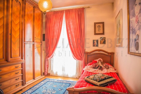 CARPANEDO proponiamo in vendita meravigliosa e importante villa immersa nel verde, dagli ampi spa...