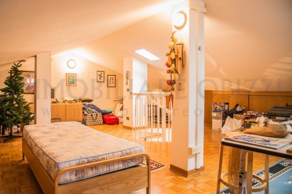 CARPANEDO proponiamo in vendita meravigliosa e importante villa immersa nel verde, dagli ampi spa...