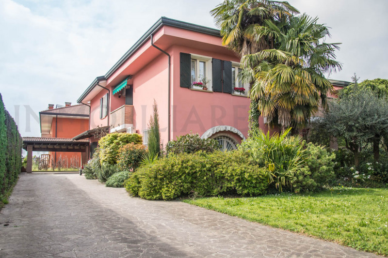 CARPANEDO proponiamo in vendita meravigliosa e importante villa immersa nel verde, dagli ampi spa...