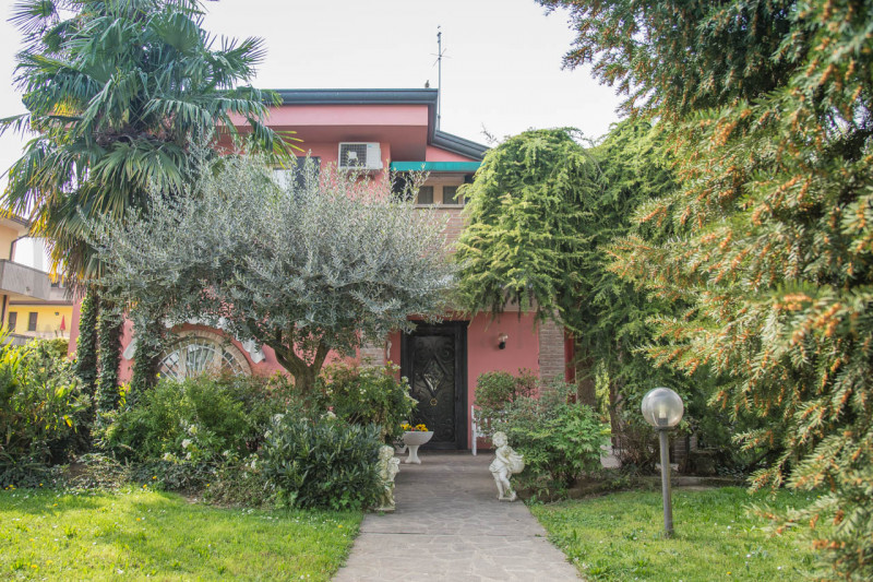 CARPANEDO proponiamo in vendita meravigliosa e importante villa immersa nel verde, dagli ampi spa...