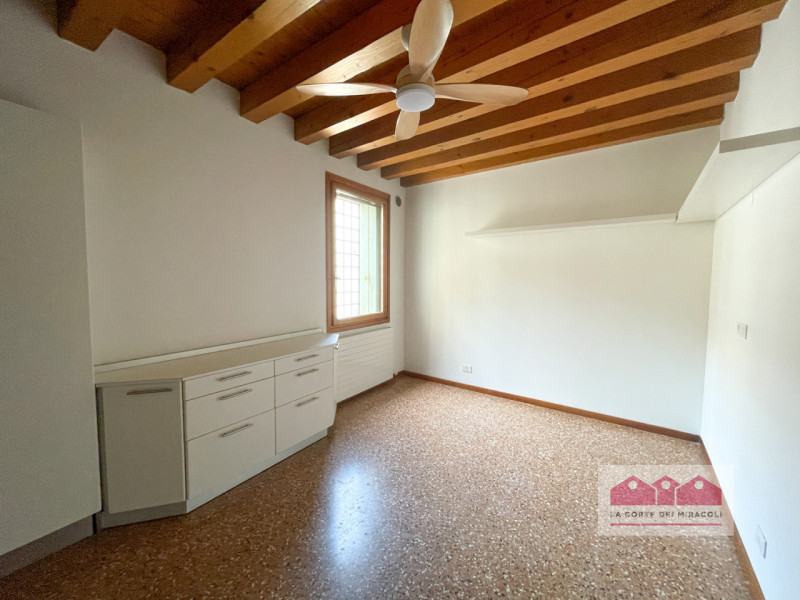 CENTRO STORICO: IN PICCOLO CONTESTO RISTRUTTURATO, POSTO AL PIANO SECONDO SERVITO DA ASCENSORE, P...