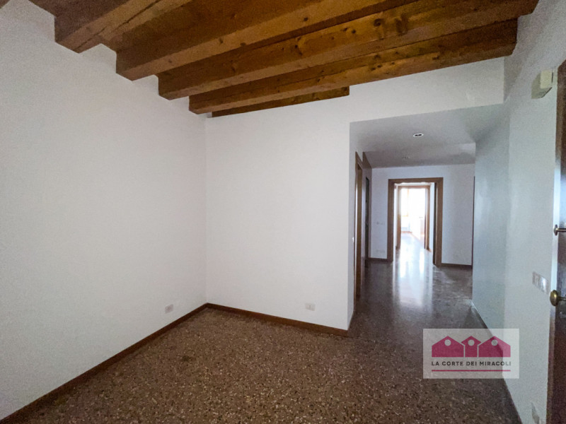 CENTRO STORICO: IN PICCOLO CONTESTO RISTRUTTURATO, POSTO AL PIANO SECONDO SERVITO DA ASCENSORE, P...