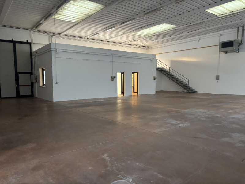 In una posizione strategica all’interno della zona industriale di Ronchi di Campanile (Villafranc...