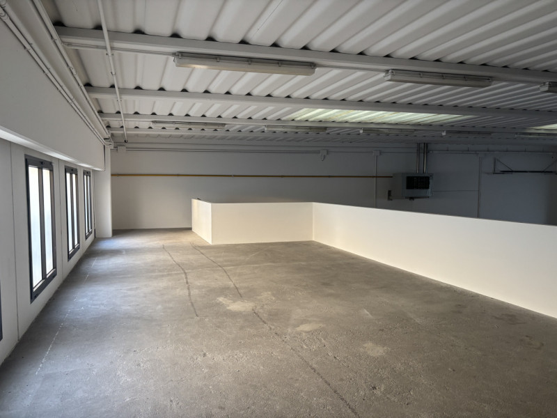 In una posizione strategica all’interno della zona industriale di Ronchi di Campanile (Villafranc...