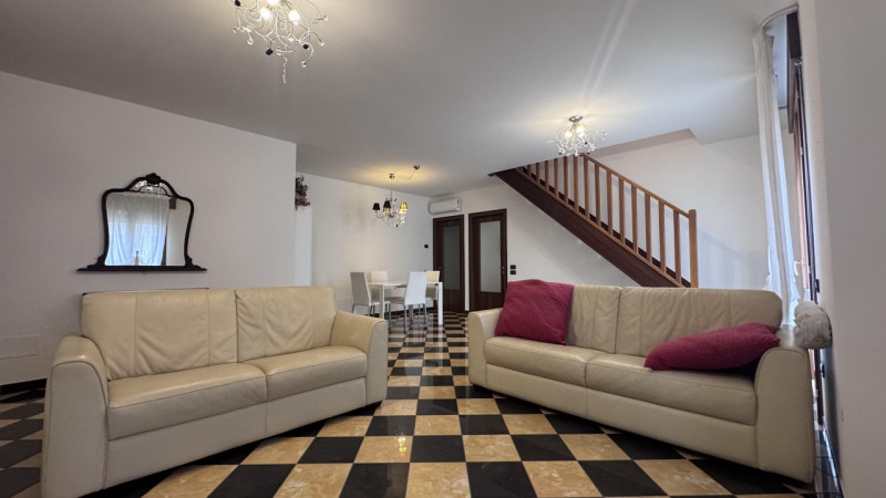 Nel pieno centro di Conselve, in una palazzina moderna dal design curato, proponiamo un appartame...