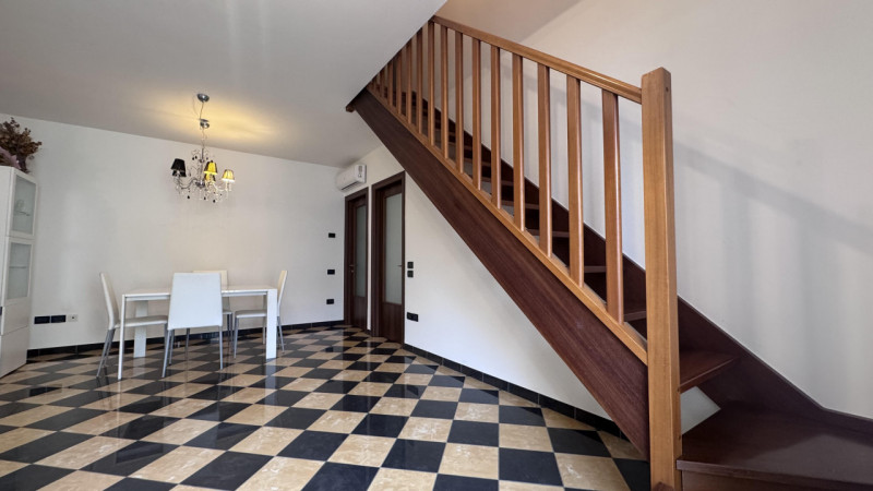 Nel pieno centro di Conselve, in una palazzina moderna dal design curato, proponiamo un appartame...