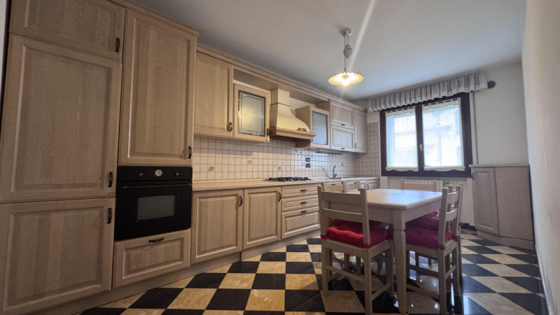 Nel pieno centro di Conselve, in una palazzina moderna dal design curato, proponiamo un appartame...