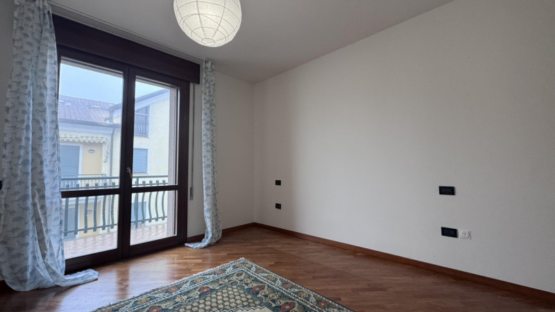 Nel pieno centro di Conselve, in una palazzina moderna dal design curato, proponiamo un appartame...