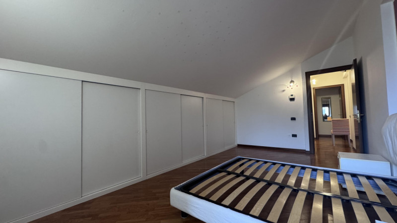 Nel pieno centro di Conselve, in una palazzina moderna dal design curato, proponiamo un appartame...