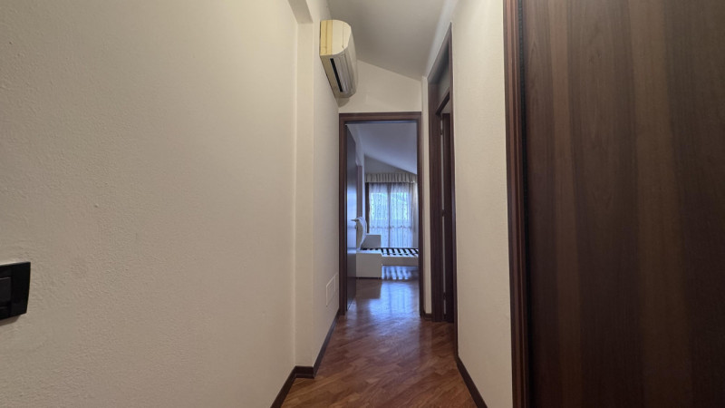 Nel pieno centro di Conselve, in una palazzina moderna dal design curato, proponiamo un appartame...