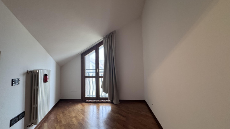 Nel pieno centro di Conselve, in una palazzina moderna dal design curato, proponiamo un appartame...