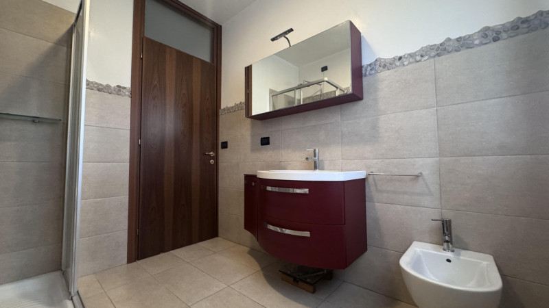 Nel pieno centro di Conselve, in una palazzina moderna dal design curato, proponiamo un appartame...