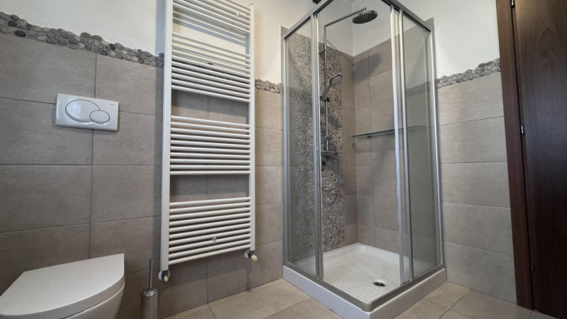 Nel pieno centro di Conselve, in una palazzina moderna dal design curato, proponiamo un appartame...