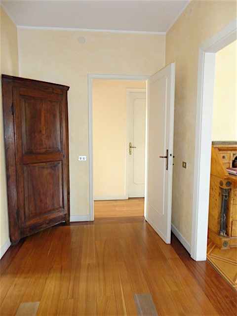 Nel cuore del centro storico, all'ultimo piano di una piccola palazzina con ascensore, è disponib...