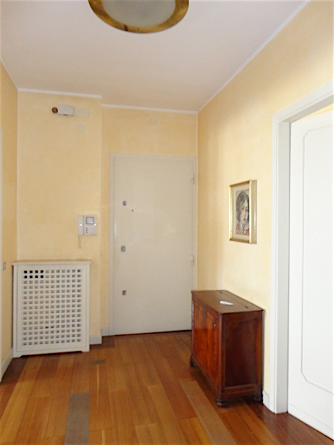 Nel cuore del centro storico, all'ultimo piano di una piccola palazzina con ascensore, è disponib...