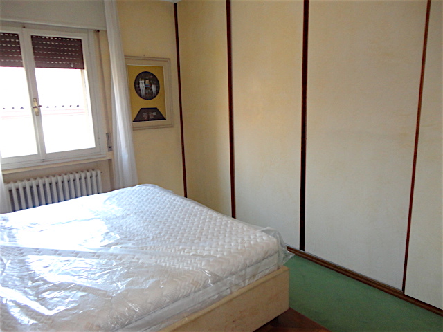 Nel cuore del centro storico, all'ultimo piano di una piccola palazzina con ascensore, è disponib...