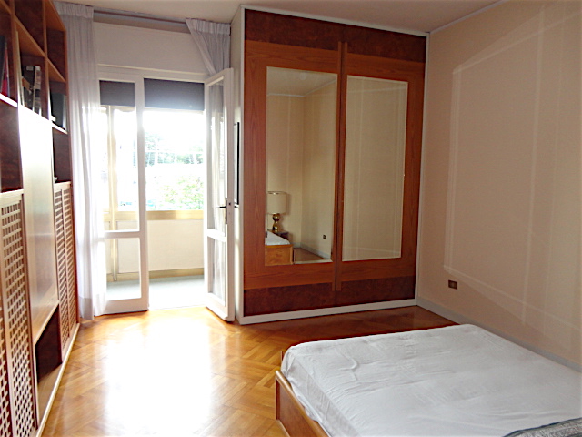 Nel cuore del centro storico, all'ultimo piano di una piccola palazzina con ascensore, è disponib...