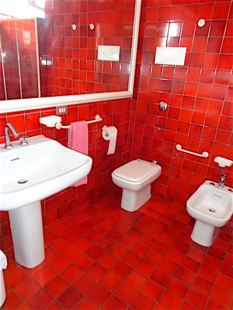 Nel cuore del centro storico, all'ultimo piano di una piccola palazzina con ascensore, è disponib...