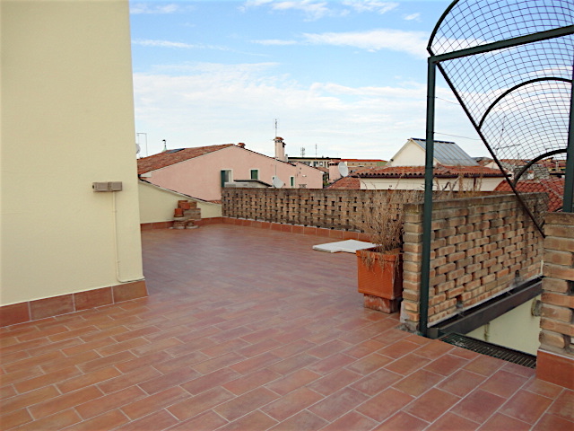 Nel cuore del centro storico, all'ultimo piano di una piccola palazzina con ascensore, è disponib...