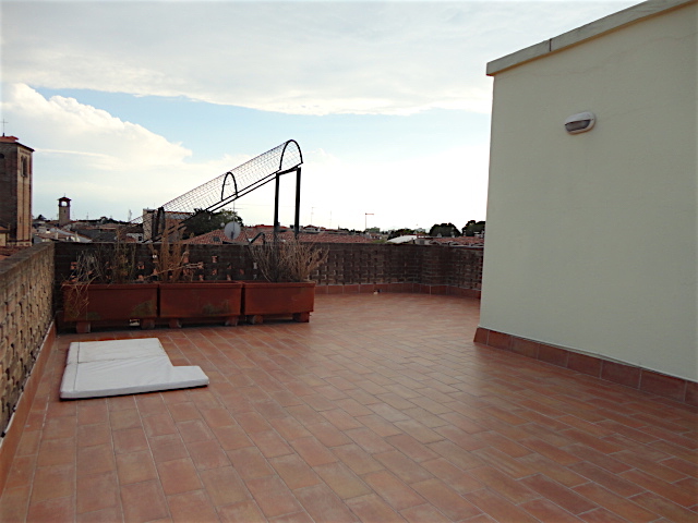 Nel cuore del centro storico, all'ultimo piano di una piccola palazzina con ascensore, è disponib...