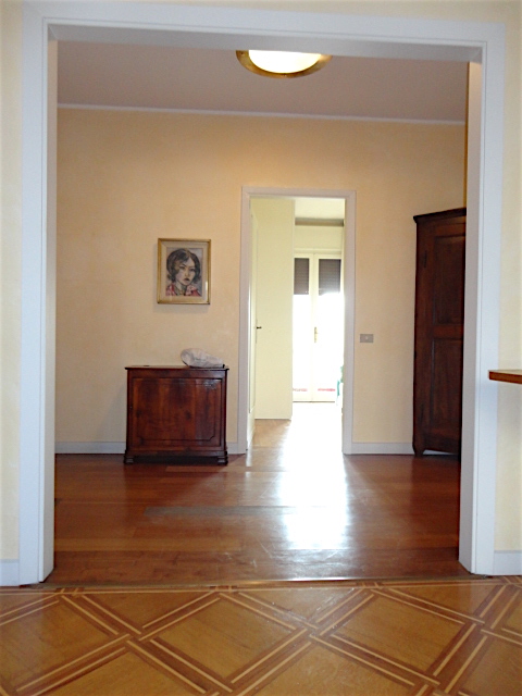 Nel cuore del centro storico, all'ultimo piano di una piccola palazzina con ascensore, è disponib...